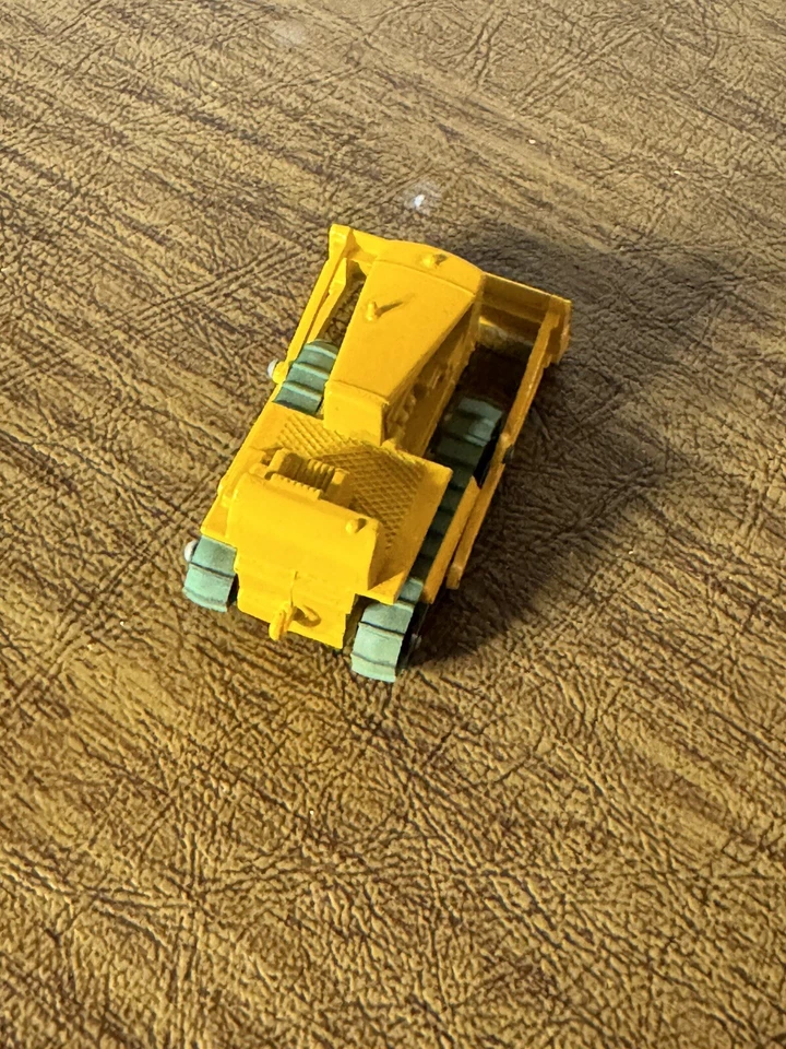 Matchbox 1961 Caterpillar Bulldozer MB 18 with Box. Tracks Frozen Don’t Move. - Image 4 of 4