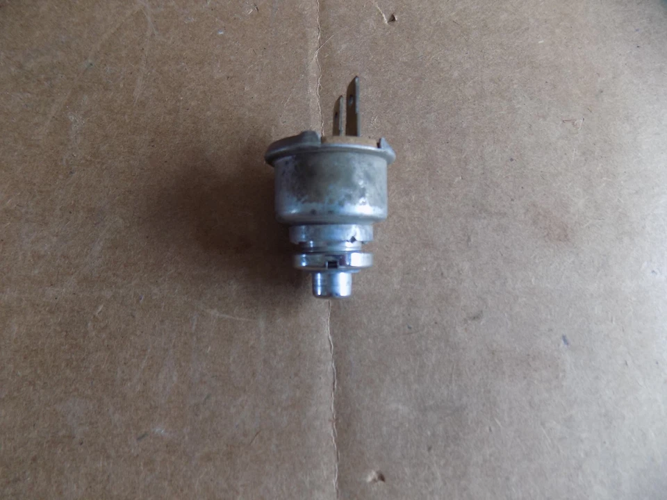 1973 CHRYSLER NEWPORT BOTÃO DE LIBERAÇÃO DE PORTA-MALAS ELÉTRICO - Imagem 2 de 4