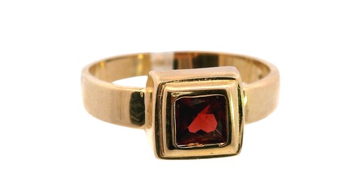9ct Gold Garnet Ring Princess Cut Stepped Surround Yellow Gold 2.78g - Picture 7 of 21