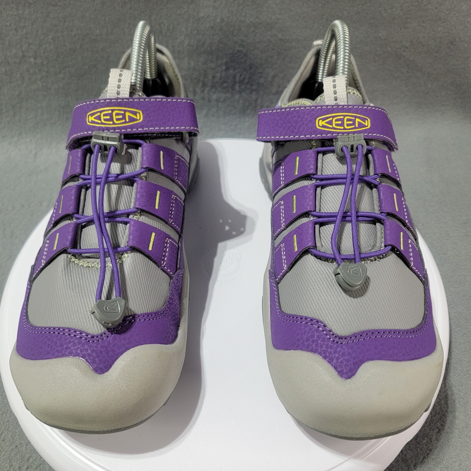 Sneaker con cinturini cavi KEEN taglia 6 giovane o taglia 8 viola e grigie