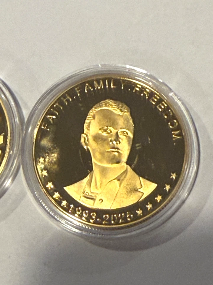 Moneda Oficial Charlie Kirk Libertad, Ficha Firmada Dorada 1oz, Punto de Inflexión EE. UU. Foto 3 de 4