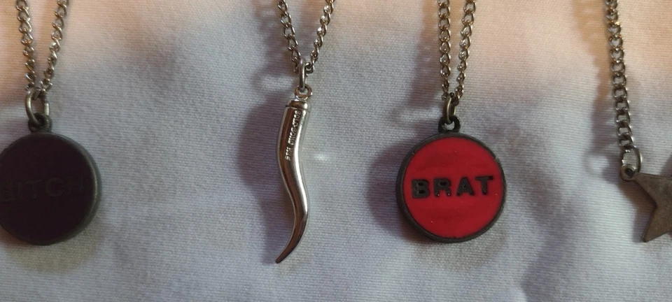 Y2K 项链,4(4) 银 "BITCH"、"BRAT"、意大利喇叭、16"" 有趣! — 第 4/4 张图片