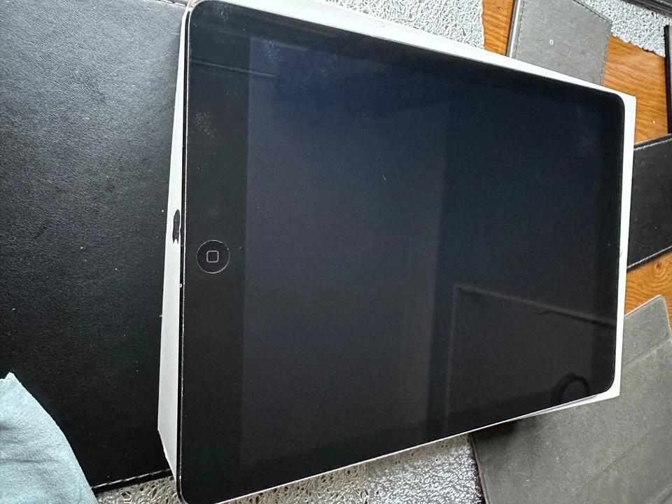 Apple iPad Air 1st Gen. 16GB, Wi-Fi, 9.7in - Silver - Image 2 of 4