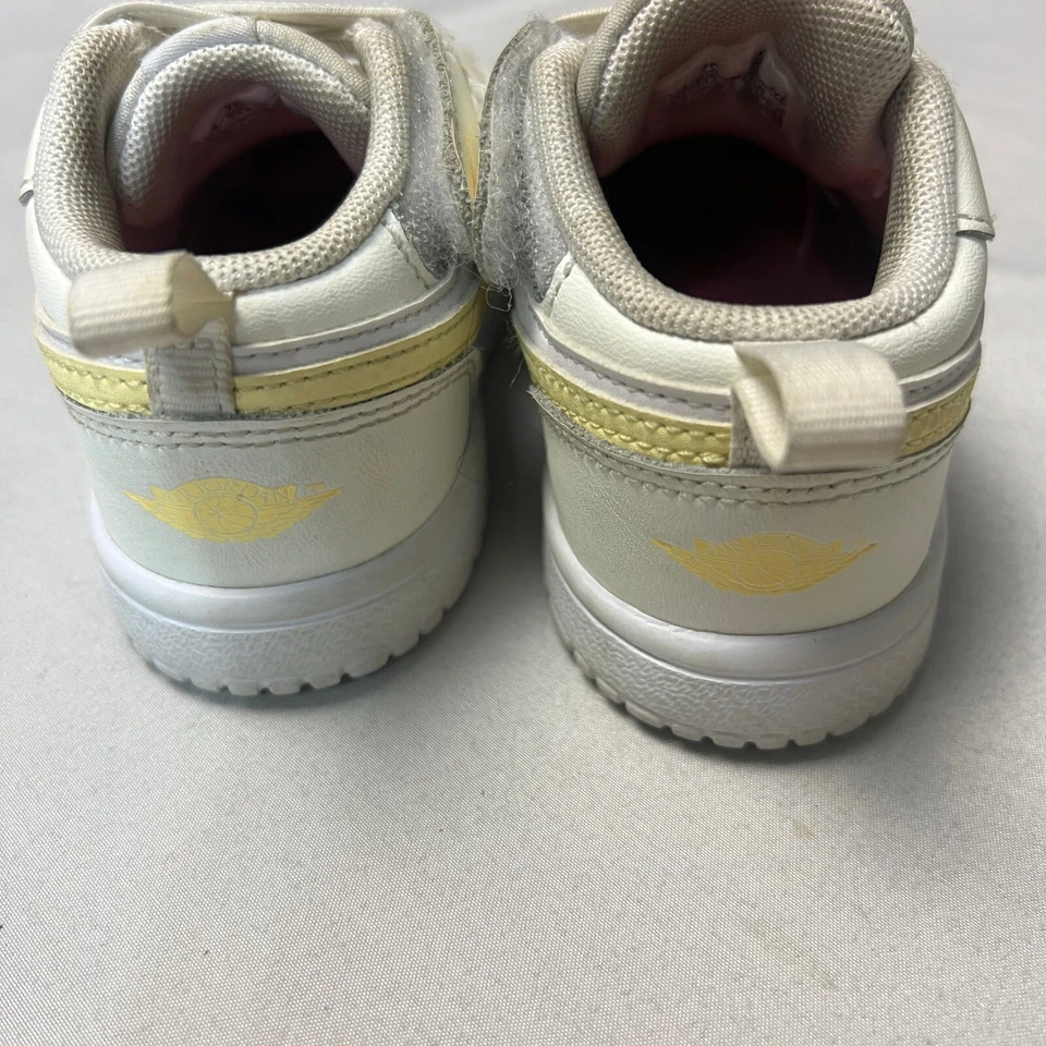 Jordan 1 Low SE 学步儿童运动鞋白色黄色钩环鞋 7C — 第 2/4 张图片