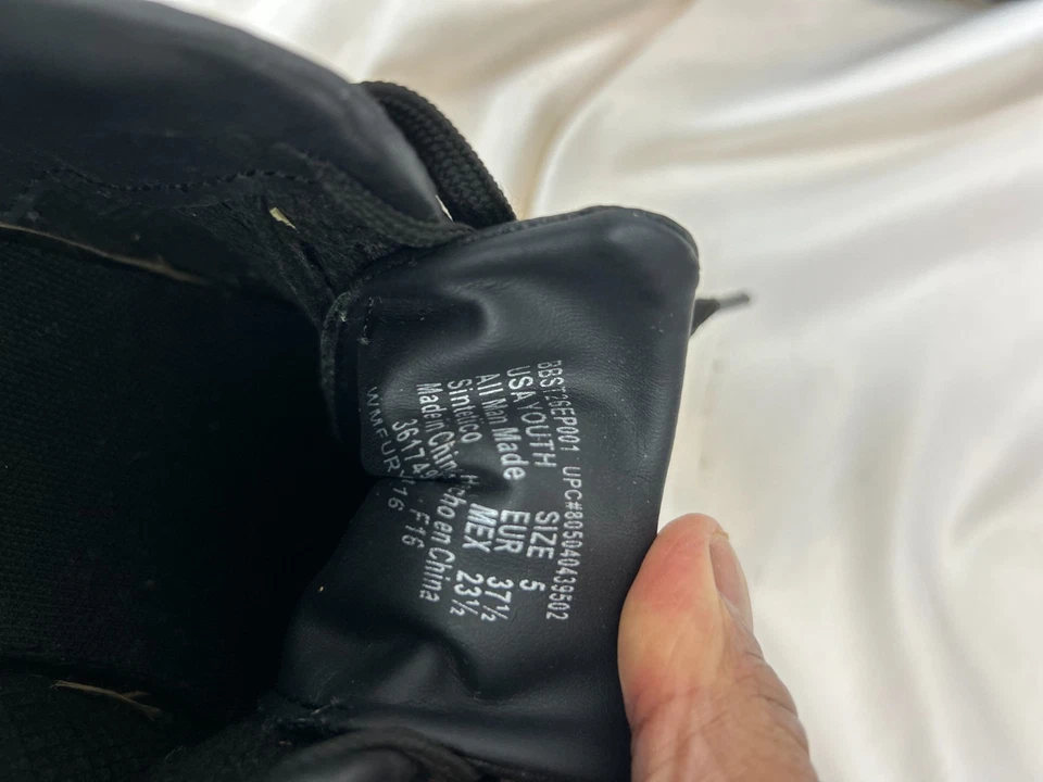 Botines de fútbol negros para principiantes talla 5 tachuelas moldeadas juveniles logotipo rojo parte superior texturizada Foto 3 de 4