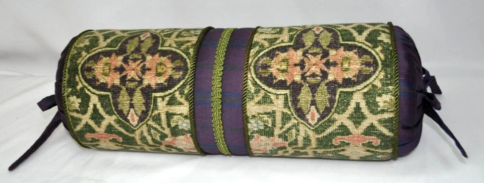 Almohada hecha con tapiz verde Ralph Lauren Rutherford Park y tela a cuadros púrpura Foto 2 de 4