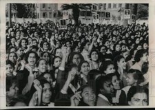 1956 Press Photo Women outside home of Egyptian Premier Gamal Abdel Nasser