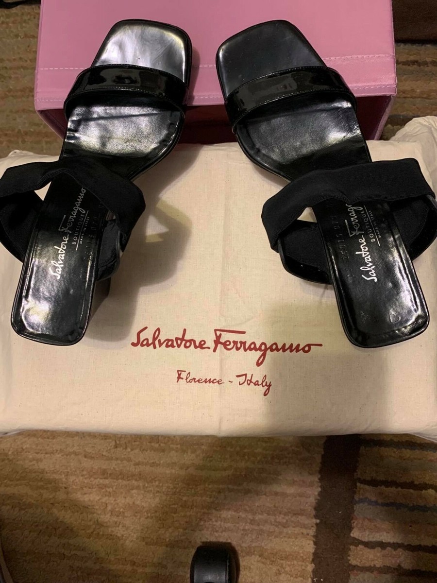 に SALVATORE FERRAGAMO BOUTIQUE STRAP WEDGE BLACK SLIDES SANDALS DY