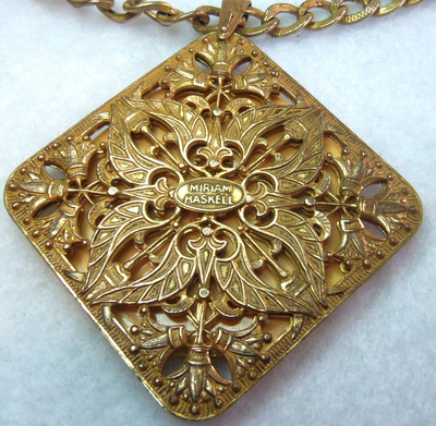 アンティーク 遺品整理 生前整理 レトロ レアなコレクション 勲章 徽章 金杯 MIRIAM HASKELL CROWN & HERALDIC LION CREST MEDALLION BAKELITE