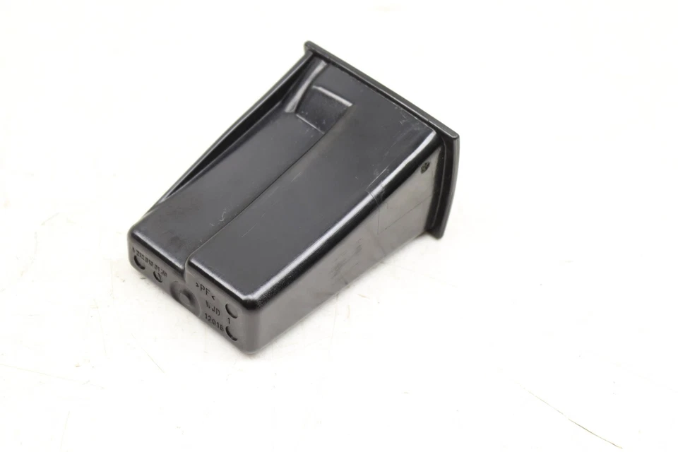 Mercedes-Benz E63 AMG 2010-2015 - Inserto de cenicero consola central trasera Foto 2 de 4