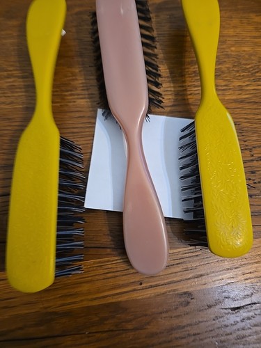 3 Vintage Haarbürsten mit Borsten 2 Spornette rosa senfgelb Nylon runde Spitze - Bild 4 von 6