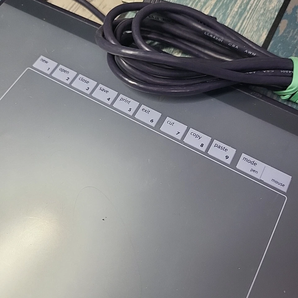 Wacom Intuos 2: 4 x 5 USB Graphics Tablet (XD-0405-U) W/Overlay & Pen Stand - Image 4 of 4