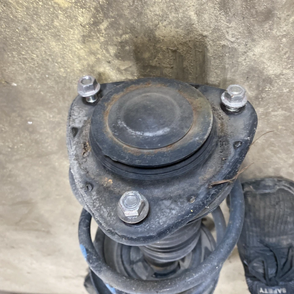 Amortiguador de resorte de puntal amortiguador delantero conductor izquierdo Subaru Impreza 2017 2018 2019 OEM Foto 2 de 4