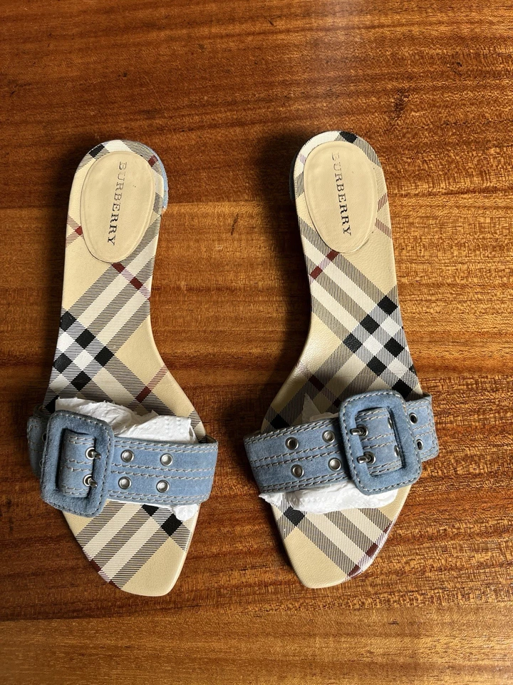SANDALIA BAJA BURBERRY AZUL GAMUZA OJAL HEBILLA NOVA CHECK 35.5 ITALIA EE. UU. 5-5.5 Foto 2 de 4
