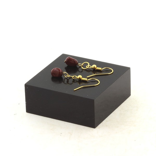 Mineralien Und Edelsteine. Ohrringe Mit Einer Mookaite-Perle Aus Australien-image