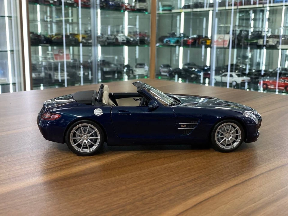 Minichamps Mercedes-Benz SLS AMG родстер 2011 синий - ограниченное издание. [1/18 смола] - Изображение 3 из 4