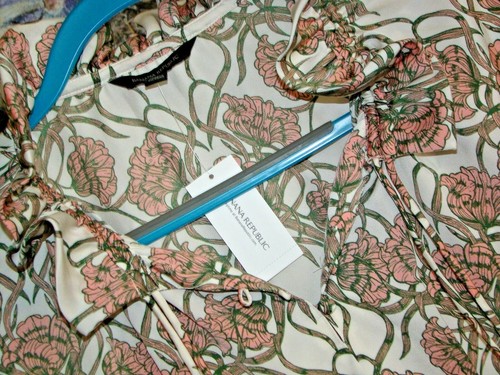 Blusa BANANA REPUBLIC con volant mezzo bottoni floreale taglia X-Small vendita al dettaglio $88 nuova con etichette - Foto 5 di 7