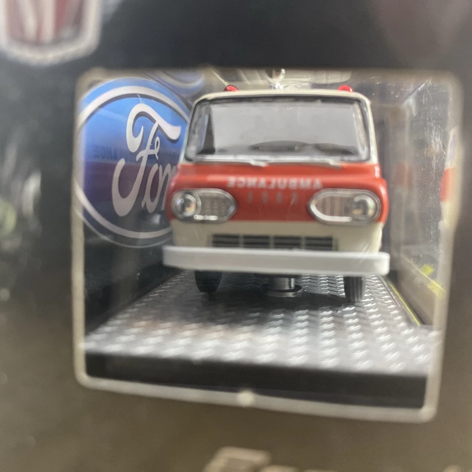 M2 Machines 1964 Ford Econoline Ambulance WMTS10 1:64, ENVIO DE PENTE US$ 1 - Imagem 4 de 4