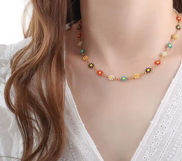 Collier marguerites multicolores et chaîne dorée style bohème chic Bijoux des Lys