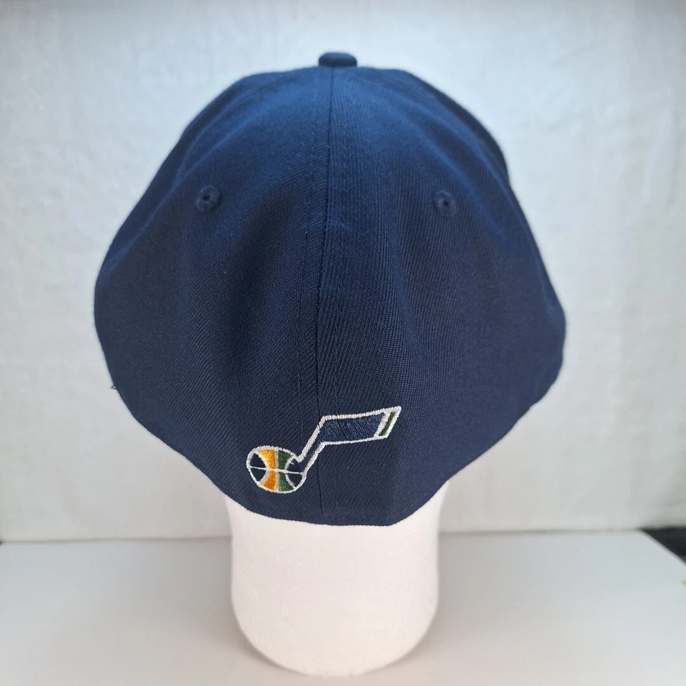 Boné chapéu ajustável New Era Utah Jazz 59Fifty 8 azul marinho logotipo metal dourado  - Imagem 4 de 4