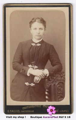 CDV Femme en pose assise coiffée en bandeaux, circa 1860 by