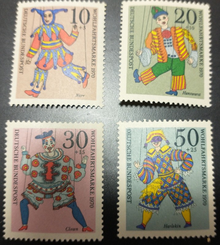 Lot "AB" Set of 4 1970 WOHLFAHRTSMARKE German Puppet stamps MINT never hinged  