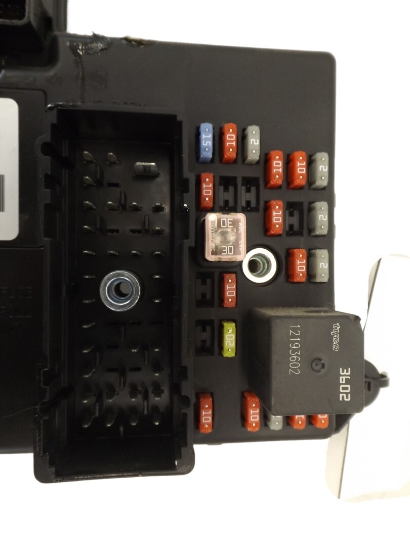 20052010 Pontiac G6 BCM Fuse Relay Box Used OEM 25840798 eBay