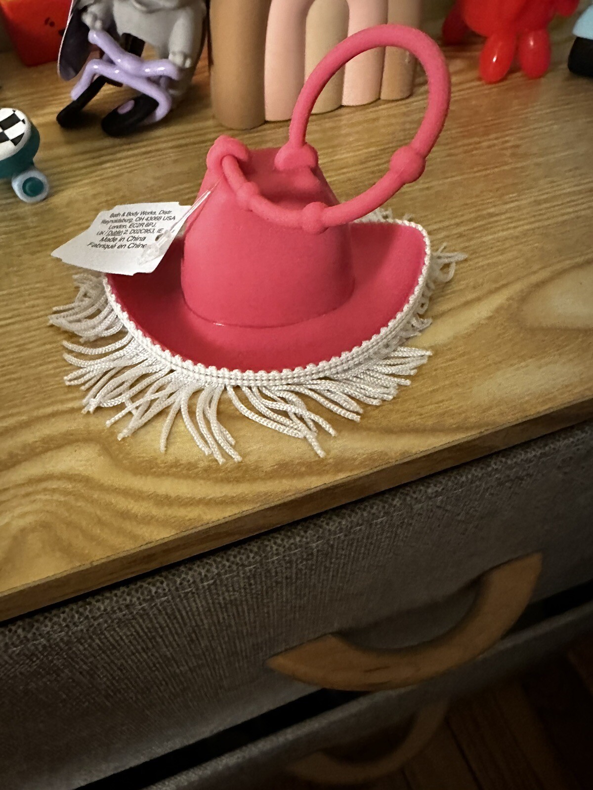 Cappello da cowgirl Bath And Body Works rosa Pony Club con tasca con frange. Porta custodia Bac