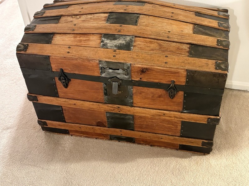 Antique Wood Humpback/Arched Trunk