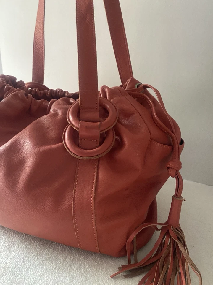 Bolso de Hombro Hobo BCBG Maxazria Cuero Naranja Profundo Flecos Suave Grande Foto 4 de 4