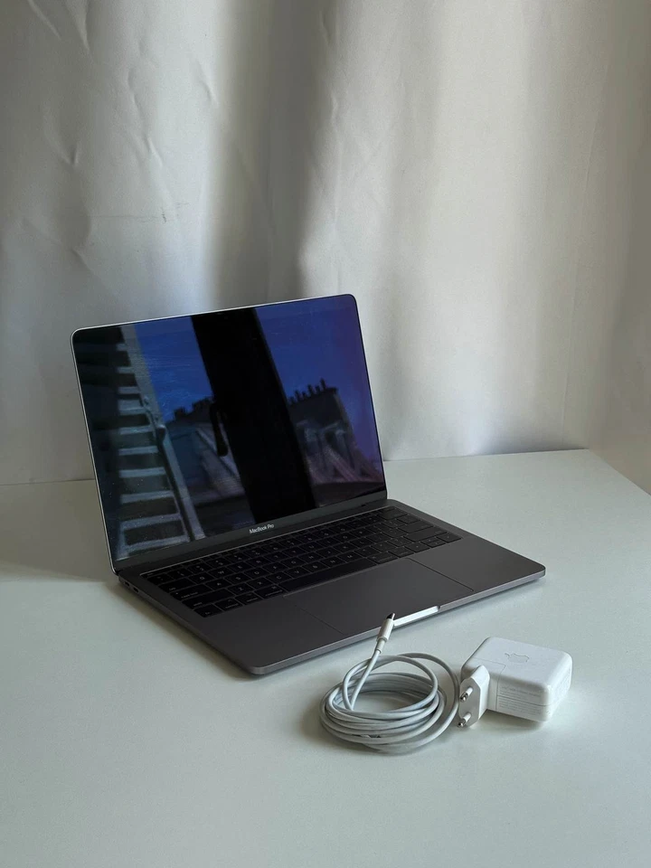 MacBook Pro 2017    13,3 Zoll   16 GB    I7 2,5 GHz - Bild 3 von 4