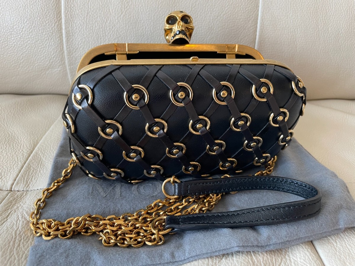 クラッチバッグ alexander mcqueen SS25 SKULL CLUTCH (676256 1BLDV5000) Alexander McQueen Black and Gold Brass Skull Clutch Evening