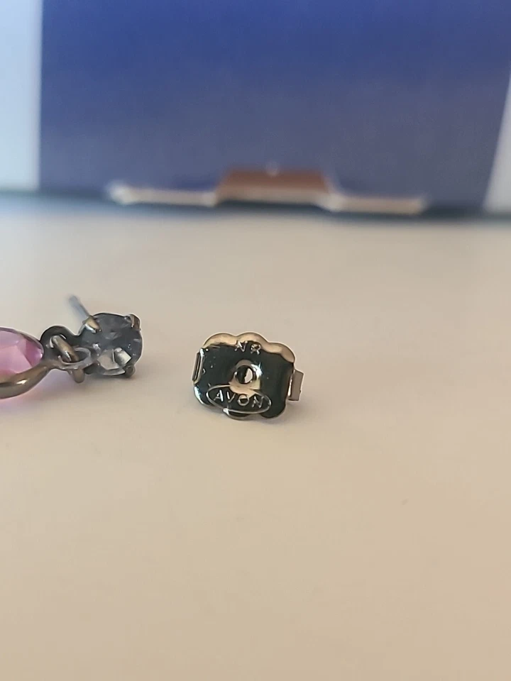PENDIENTES AVON VINTAGE, FIRMADOS, GOTA PASTEL, LINDA PIEDRA AZUL TRANSPARENTE EN LA PARTE SUPERIOR, TRANSPARENTES Foto 4 de 4