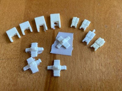 1/670 resin landing gears for U.S.S. Voyager model kit (Revell/Monogram)