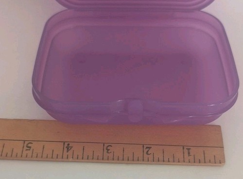 Nuovo Tupperware UNIQUE MIDGET Storage Small Oyster Box colore viola - Foto 4 di 7