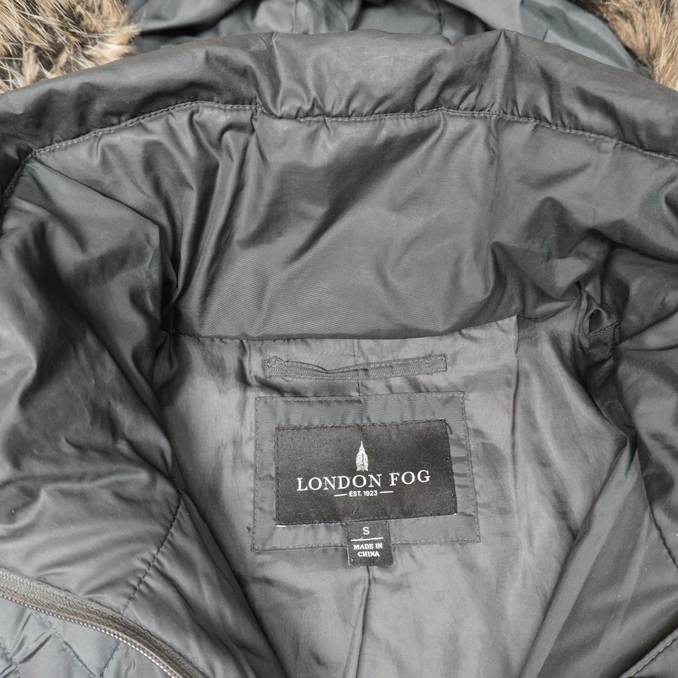 Abrigo acolchado London Fog para mujer negro pequeño forrado de piel sintética con capucha Foto 3 de 4