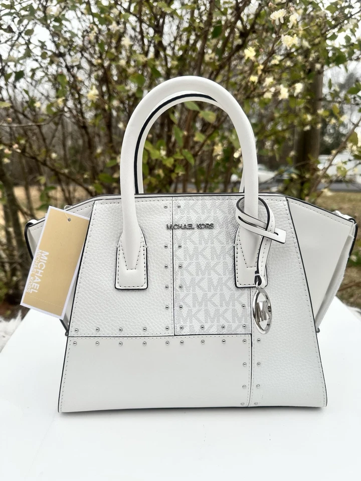 Bandolera Michael Kors Pequeña Avril Con Tachuelas Cuero TZ Óptica Blanca Foto 4 de 4
