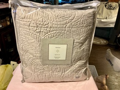 Venice queen size quilt 86''x86'' new in pkg
