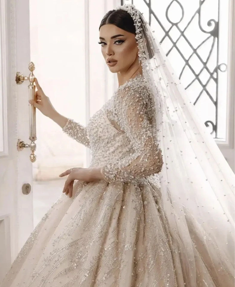 Vestidos de novia de princesa de lujo con apliques de encaje manga larga cuello en V Foto 3 de 4