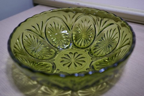 Medallion Avocado Star & Cameo 8" Serving Bowl Green Vintage Anchor Hocking