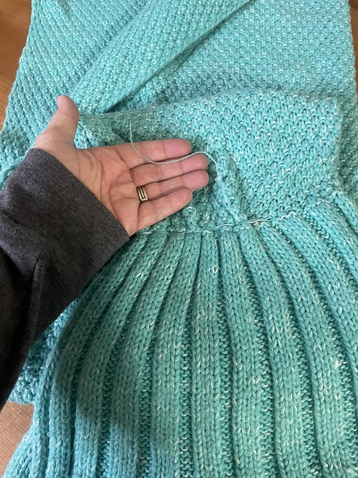 Manta suave cola de sirena tejida a ganchillo 54" x 32" para niños verde menta Foto 2 de 3