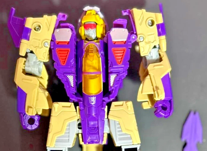 HASBRO TRANSFORMERS THRILLING 30 VOYAGER CLASS BLITZWING - Image 2 of 3