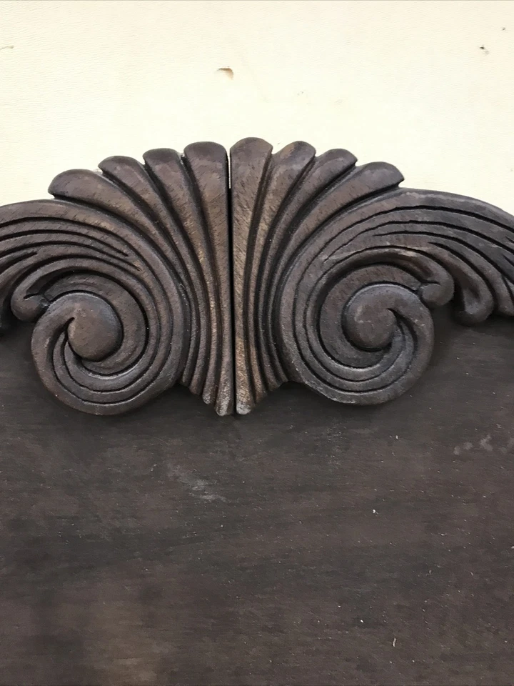 Antiguo frontón de madera tallada corona salvamento arquitectónico caoba? 34,5”x56” Foto 3 de 4