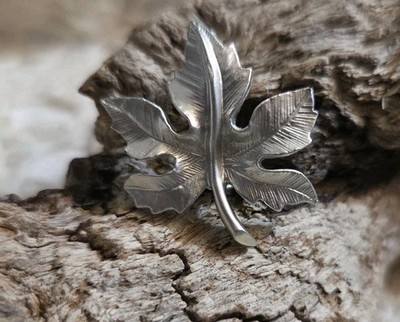 Vtg Gerrys Brushed Scatter Silvertone Maple Leaf   .75 Brooch Pin  N23