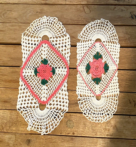 Gehäkelte rosa 3D Rosendeckchen-Handarbeit-Vintage-Shabby Chic-Blumen-Landhaus x 2 Set - Bild 1 von 3