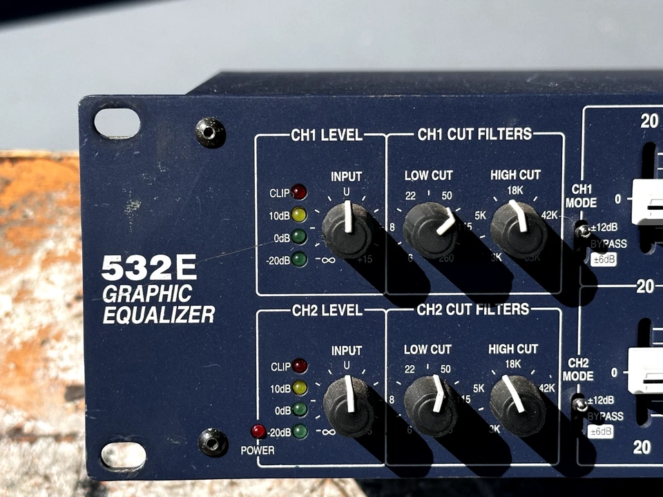 Symetrix 532E 31 Band Graphic Equalizer - Image 2 of 3