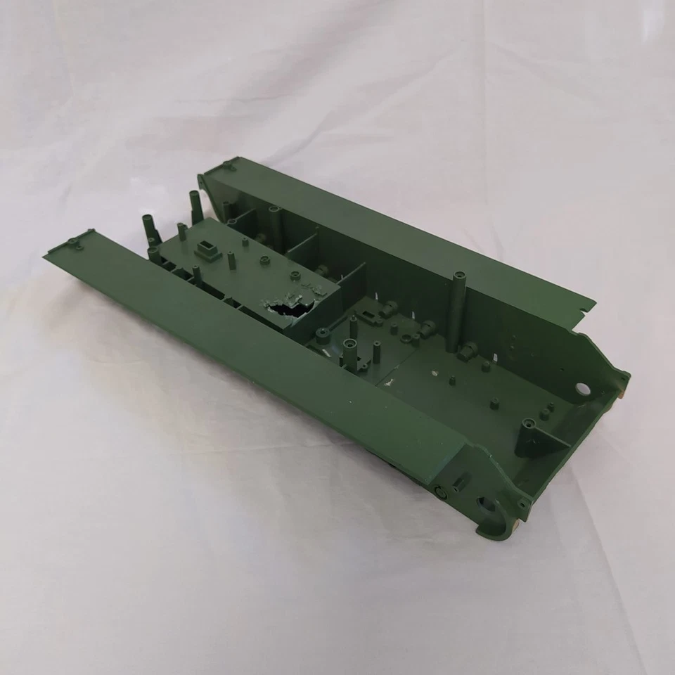 Scafo Panther da radiocomando scala 1:16 parzialmente danneggiato - Immagine 2 di 4