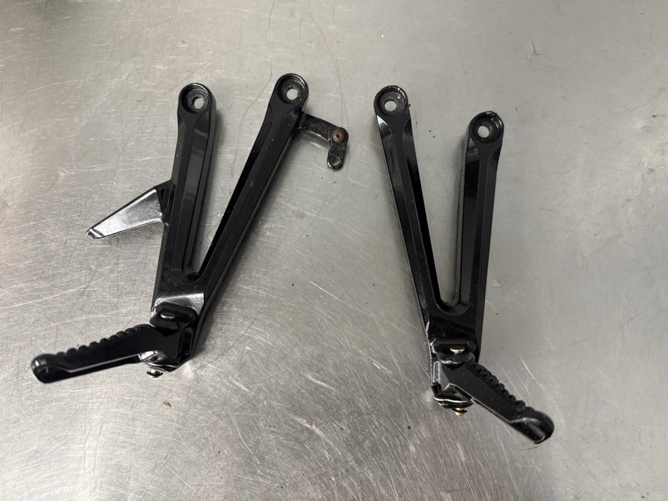 Honda CBR 1000RR 2006-2007 FABRICANTE DE EQUIPOS ORIGINALES JUEGO DE REPOSAPIÉS TRASERO PASAJERO PAR Foto 2 de 4