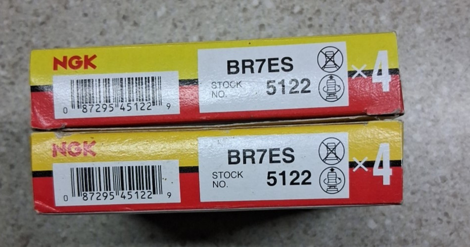 2 Packs of 4 NGK  Spark Plugs  BR7ES #5122 Lot