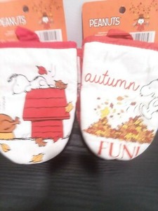 2 pcs  set Snoopy peanuts to pack silicone mini mitts brand new